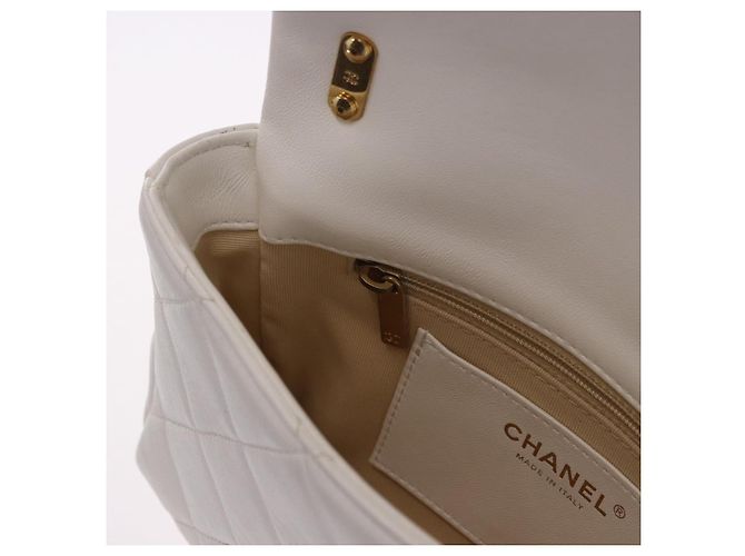 Bolsa de Ombro CHANEL Matelasse com Corrente em Couro Branco com Detalhes Dourados CC Auth 202072SAM - vista 23