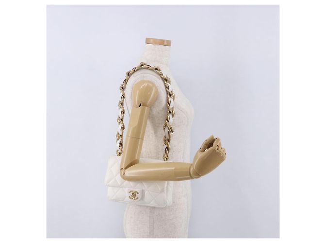 Bolsa de Ombro CHANEL Matelasse com Corrente em Couro Branco com Detalhes Dourados CC Auth 202072SAM - vista 25