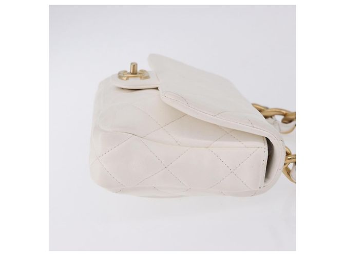 Bolsa de Ombro CHANEL Matelasse com Corrente em Couro Branco com Detalhes Dourados CC Auth 202072SAM - vista 3