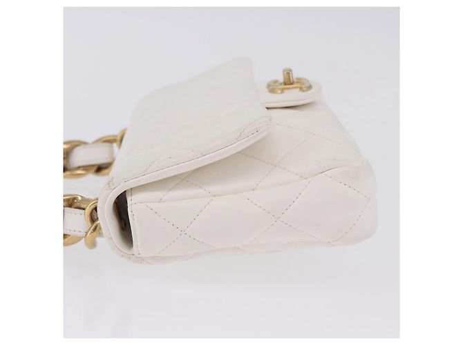 Bolsa de Ombro CHANEL Matelasse com Corrente em Couro Branco com Detalhes Dourados CC Auth 202072SAM - vista 4