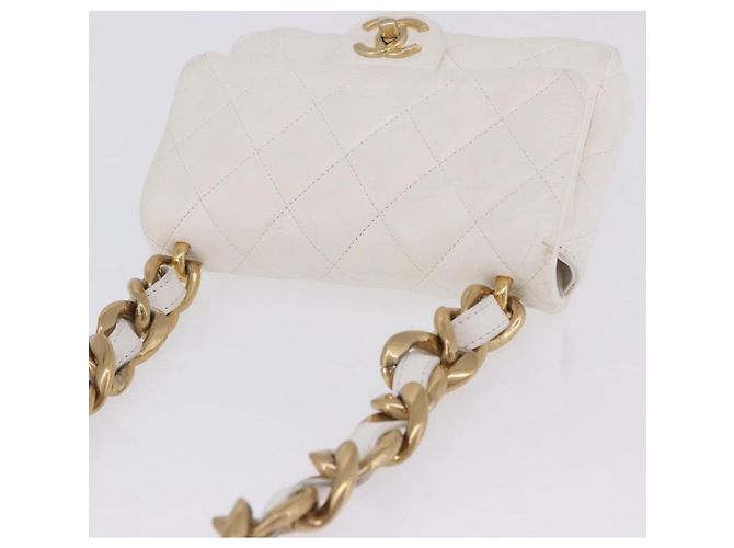 Bolsa de Ombro CHANEL Matelasse com Corrente em Couro Branco com Detalhes Dourados CC Auth 202072SAM - vista 6