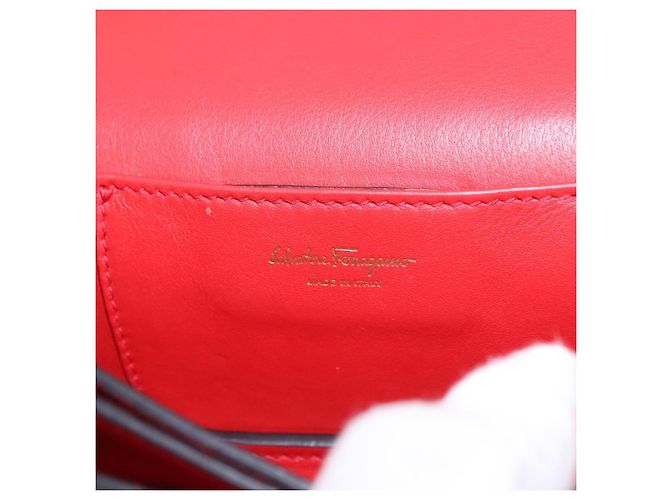 Borsa a tracolla con catena Salvatore Ferragamo in pelle rossa tono oro Auth 200367A Rosso - vista 19