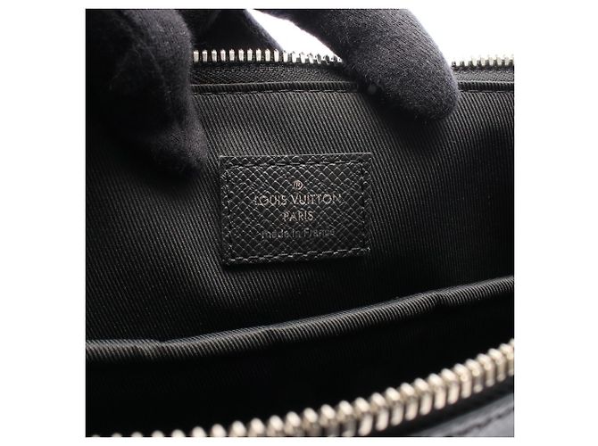 Porte-documents Slim Louis Vuitton en cuir Taiga Noir - vue 4