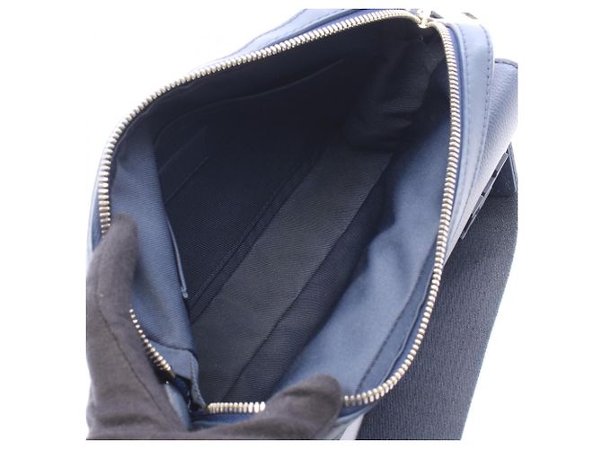 Borsa a tracolla Louis Vuitton Fastline Messenger Aerogram Blu navy - vista 3