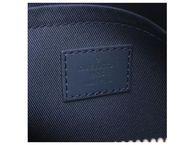Borsa a tracolla Louis Vuitton Fastline Messenger Aerogram Blu navy - vista 4