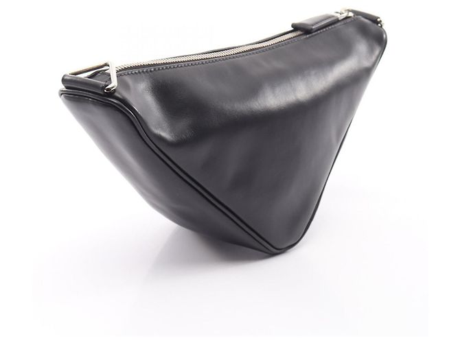 Prada Triangle Schultertasche aus schwarzem Leder - Ansicht 2