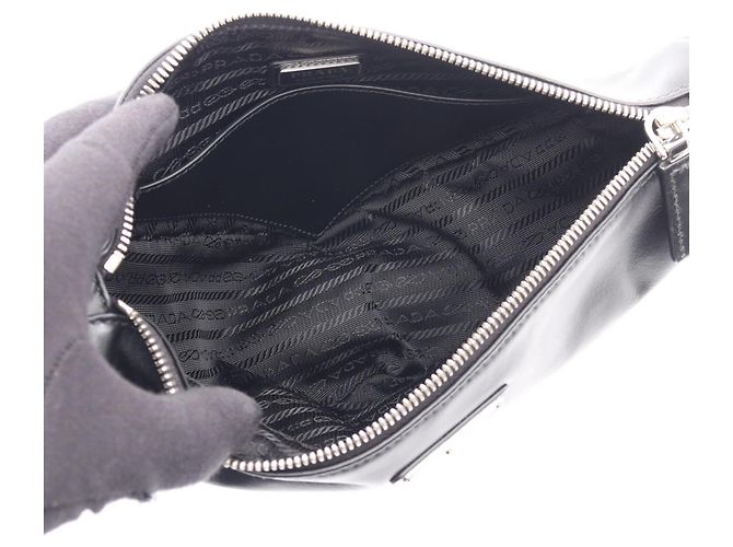 Prada Triangle Schultertasche aus schwarzem Leder - Ansicht 3