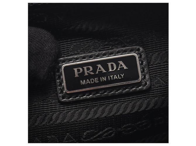 Prada Triangle Schultertasche aus schwarzem Leder - Ansicht 4
