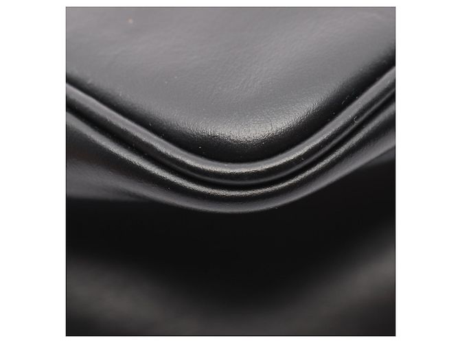 Prada Triangle Schultertasche aus schwarzem Leder - Ansicht 5
