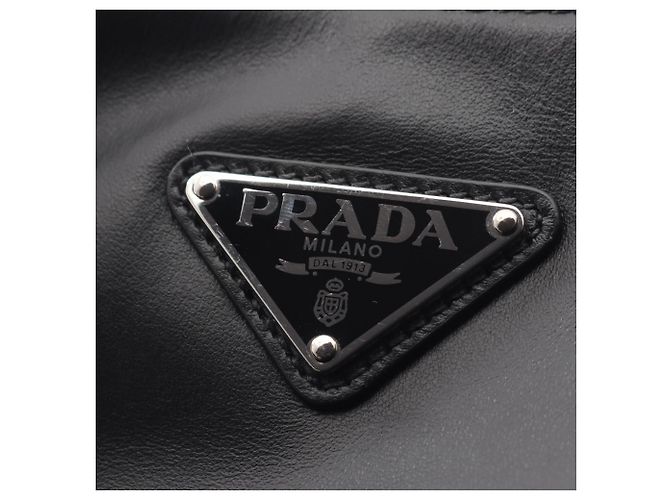 Prada Triangle Schultertasche aus schwarzem Leder - Ansicht 7