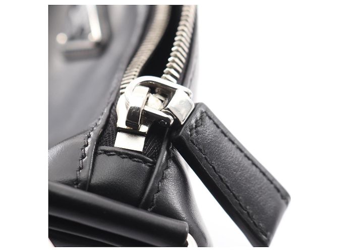 Prada Triangle Schultertasche aus schwarzem Leder - Ansicht 8