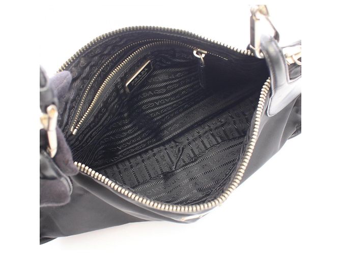 Bolso de hombro Prada Triangle Plate Negro - vista 3