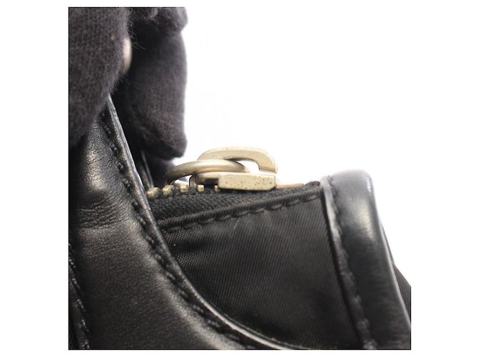 Bolso de hombro Prada Triangle Plate Negro - vista 9