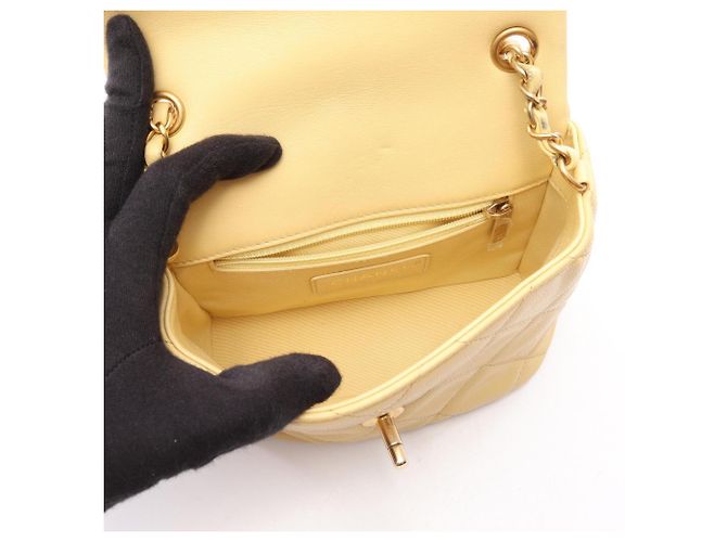 Borsa a tracolla mini Chanel Matelassé Giallo - vista 3