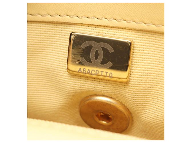 Borsa a tracolla mini Chanel Matelassé Giallo - vista 5