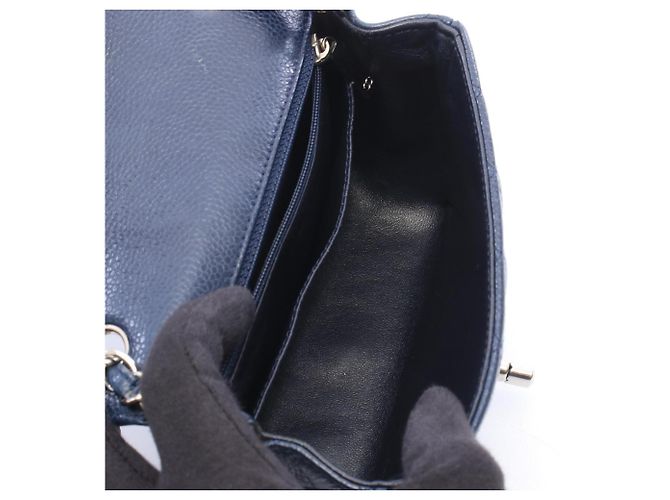 Borsa a tracolla Chanel Mini Matelassé in Navy Blu navy - vista 3