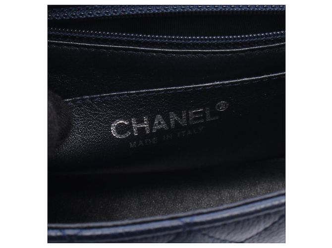 Borsa a tracolla Chanel Mini Matelassé in Navy Blu navy - vista 4