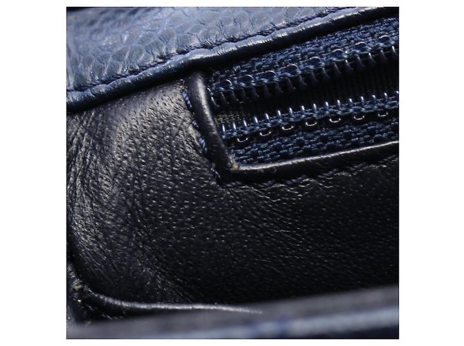Borsa a tracolla Chanel Mini Matelassé in Navy Blu navy - vista 6