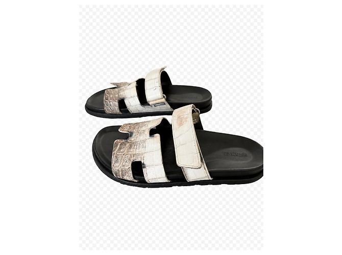 Sandali Hermès Chypre in pelle di alligatore Marrone Bianco - vista 2