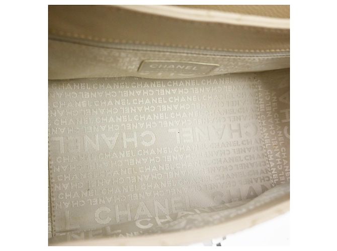 Chanel Mademoiselle Lock Quilted Caviar Small Beige - vista 3