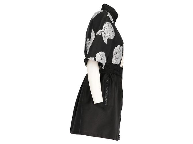 Robe Moncler en soie noire et blanche brodée fleurs - vue 2