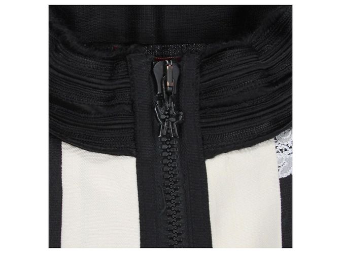 Robe Moncler en soie noire et blanche brodée fleurs - vue 4