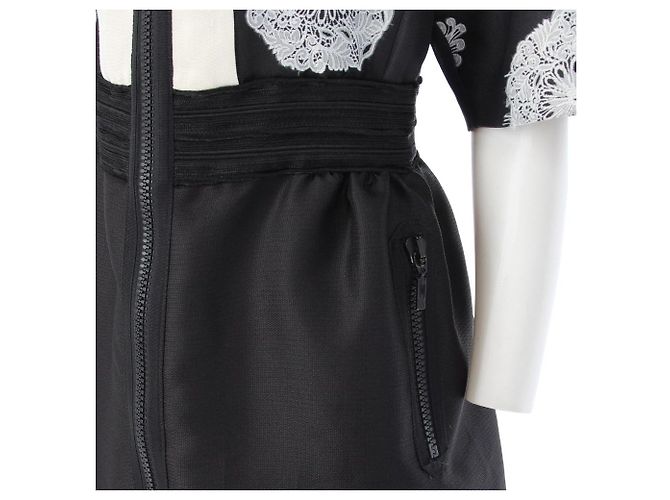 Robe Moncler en soie noire et blanche brodée fleurs - vue 5