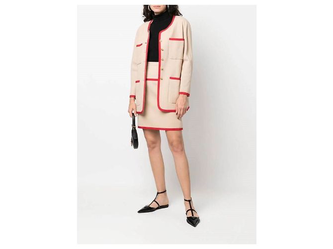 Traje Chanel de lana beige con ribetes rojos - vista 2