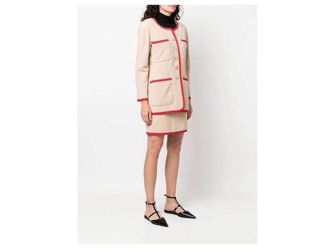Traje Chanel de lana beige con ribetes rojos - vista 3