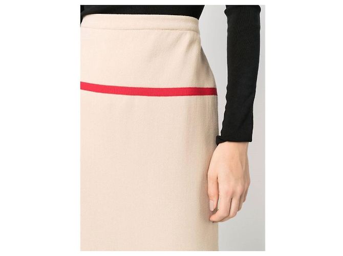 Traje Chanel de lana beige con ribetes rojos - vista 4