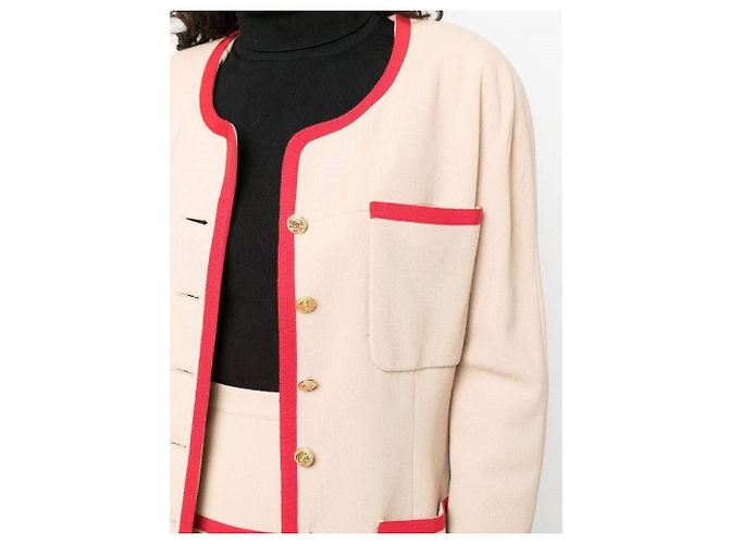 Traje Chanel de lana beige con ribetes rojos - vista 6