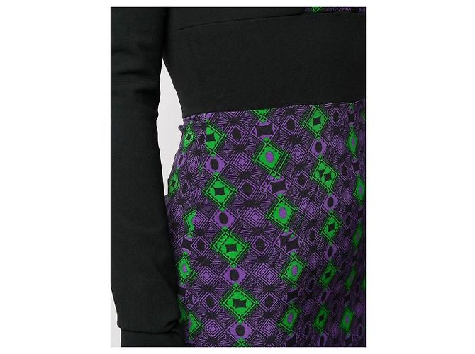 Vestido midi Versace em viscose preto e roxo com padrão geométrico - vista 5