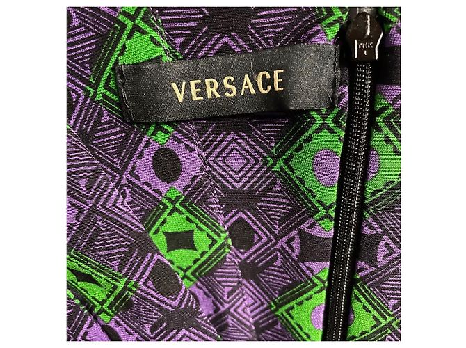 Vestido midi Versace em viscose preto e roxo com padrão geométrico - vista 6