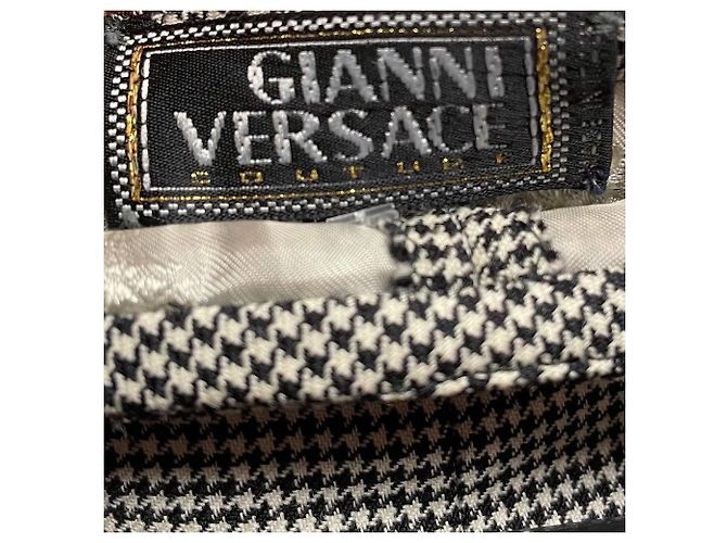Pantaloncini Versace in lana pied-de-poule nero e beige - vista 4
