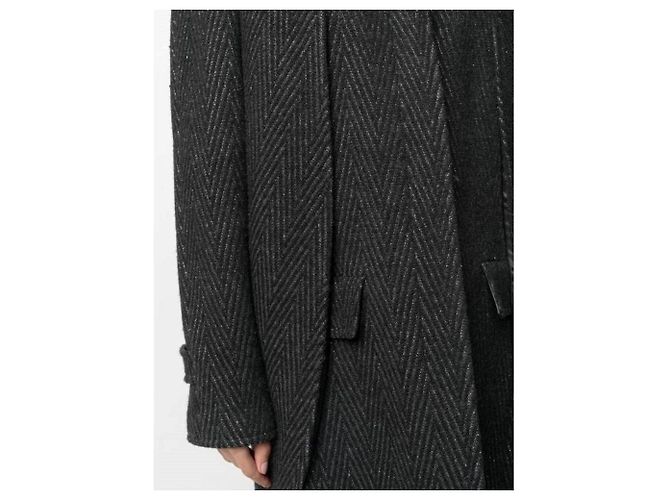 Abrigo Chanel de lana negro con estampado herringbone y capa - vista 3