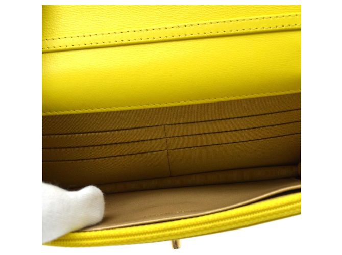 Chanel Pearl Crush Wallet on Chain em pele de cordeiro acolchoada Amarelo - vista 3