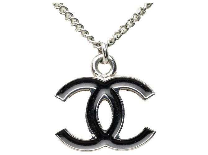 Chanel CC Anhänger-Halskette aus Messing und Emaille in Schwarz - Ansicht 2