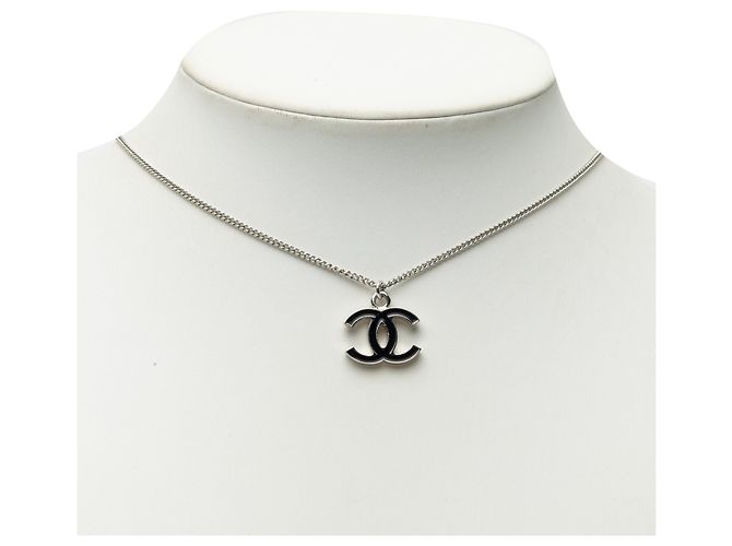 Chanel CC Anhänger-Halskette aus Messing und Emaille in Schwarz - Ansicht 6