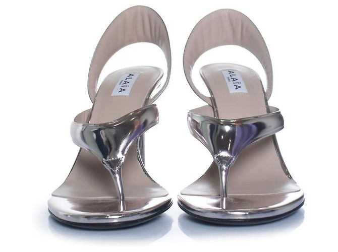 Alaïa Alaia, sandali infradito 90 in pelle specchiata Argento D'oro - vista 4