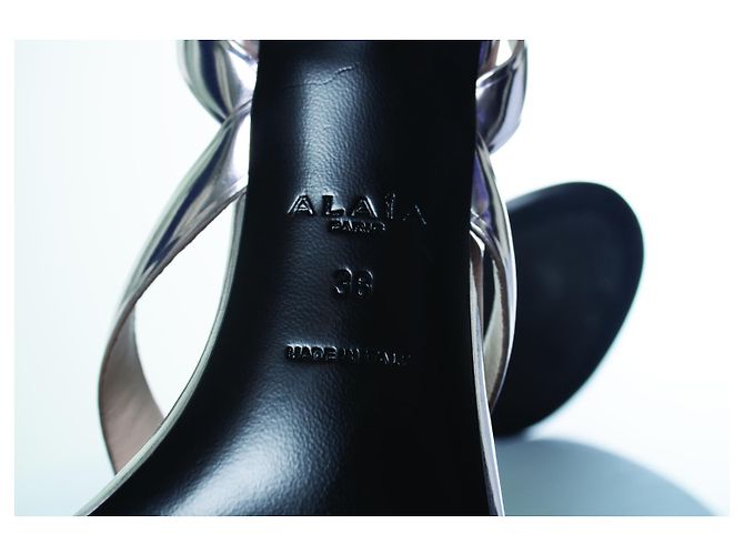 Alaïa Alaia, sandali infradito 90 in pelle specchiata Argento D'oro - vista 8