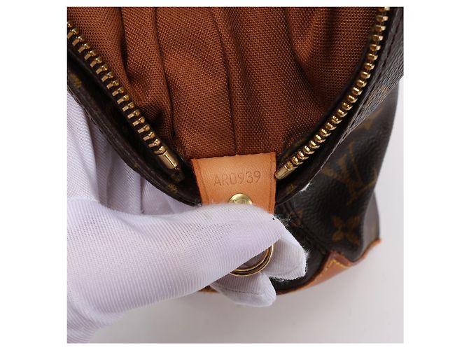 Borsa a tracolla Louis Vuitton Cabas Mezzo Monogram Canvas Brown M51151 Marrone - vista 11