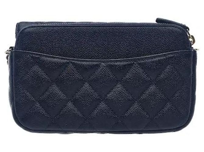 Timeless Uma bolsa transversal clássica para telemóvel que combina o icónico couro Caviar da Chanel com uma sofisticada alça de corrente. O seu grão texturado distinto cria uma atmosfera sofisticada e oferece Azul - vista 2
