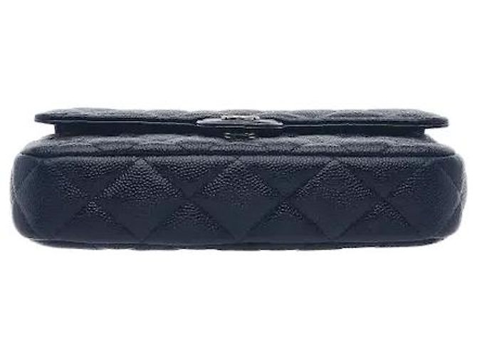 Timeless Uma bolsa transversal clássica para telemóvel que combina o icónico couro Caviar da Chanel com uma sofisticada alça de corrente. O seu grão texturado distinto cria uma atmosfera sofisticada e oferece Azul - vista 3