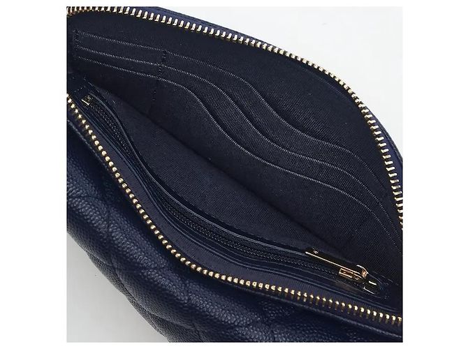 Timeless Uma bolsa transversal clássica para telemóvel que combina o icónico couro Caviar da Chanel com uma sofisticada alça de corrente. O seu grão texturado distinto cria uma atmosfera sofisticada e oferece Azul - vista 4