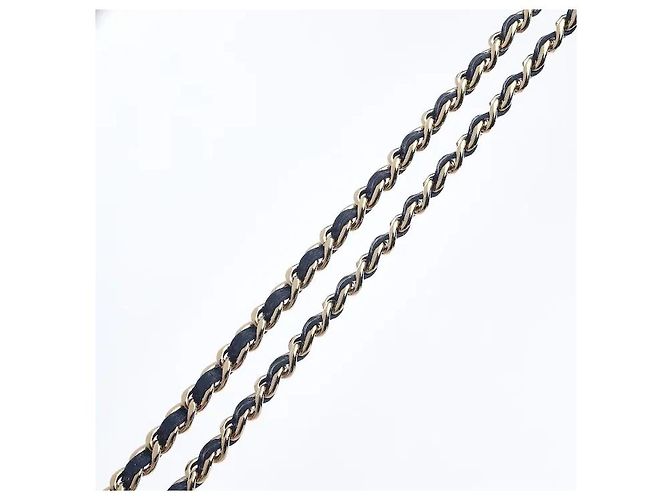 Timeless Uma bolsa transversal clássica para telemóvel que combina o icónico couro Caviar da Chanel com uma sofisticada alça de corrente. O seu grão texturado distinto cria uma atmosfera sofisticada e oferece Azul - vista 5