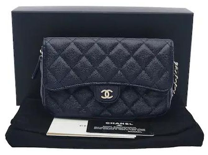 Timeless Uma bolsa transversal clássica para telemóvel que combina o icónico couro Caviar da Chanel com uma sofisticada alça de corrente. O seu grão texturado distinto cria uma atmosfera sofisticada e oferece Azul - vista 6