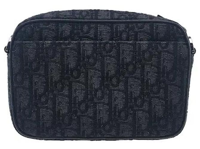 Christian Dior Realizzato nell'iconico materiale canvas Dior Oblique, questo modello combina leggerezza e resistenza ai graffi. È caratterizzato dalla silhouette distintamente pratica della linea Safari e Blu - vista 2