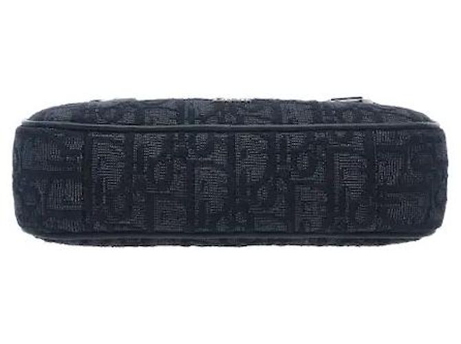 Christian Dior Realizzato nell'iconico materiale canvas Dior Oblique, questo modello combina leggerezza e resistenza ai graffi. È caratterizzato dalla silhouette distintamente pratica della linea Safari e Blu - vista 3