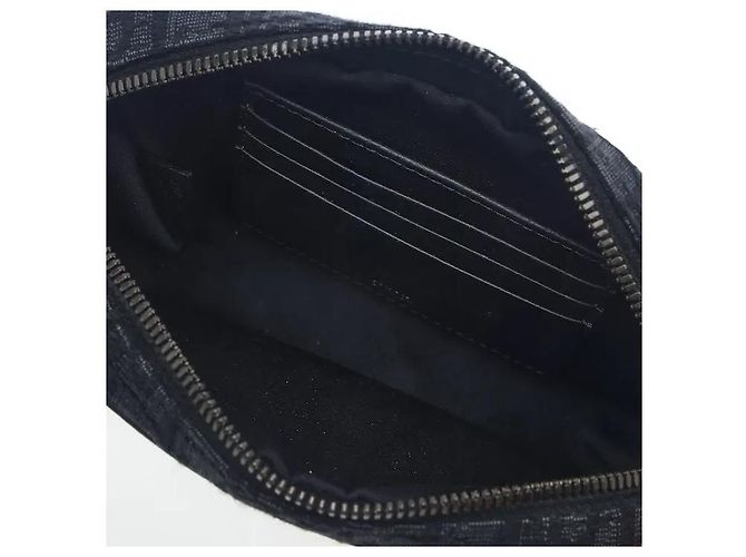 Christian Dior Realizzato nell'iconico materiale canvas Dior Oblique, questo modello combina leggerezza e resistenza ai graffi. È caratterizzato dalla silhouette distintamente pratica della linea Safari e Blu - vista 4