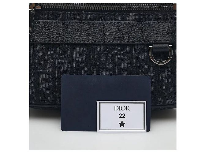 Christian Dior Realizzato nell'iconico materiale canvas Dior Oblique, questo modello combina leggerezza e resistenza ai graffi. È caratterizzato dalla silhouette distintamente pratica della linea Safari e Blu - vista 6